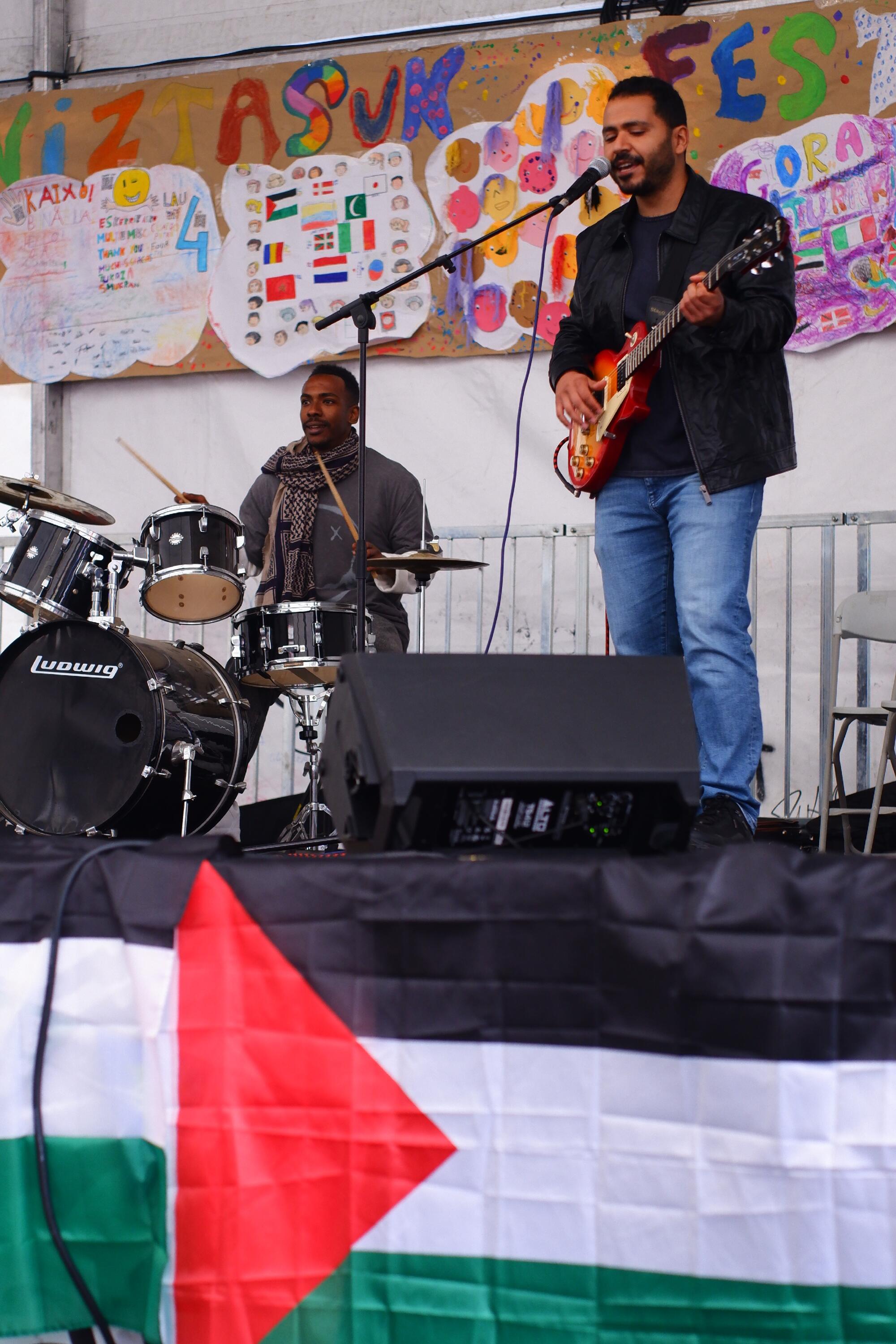 A la derecha, el guitarrista Ahmed Alhaddad del grupo Sol Band de Gaza